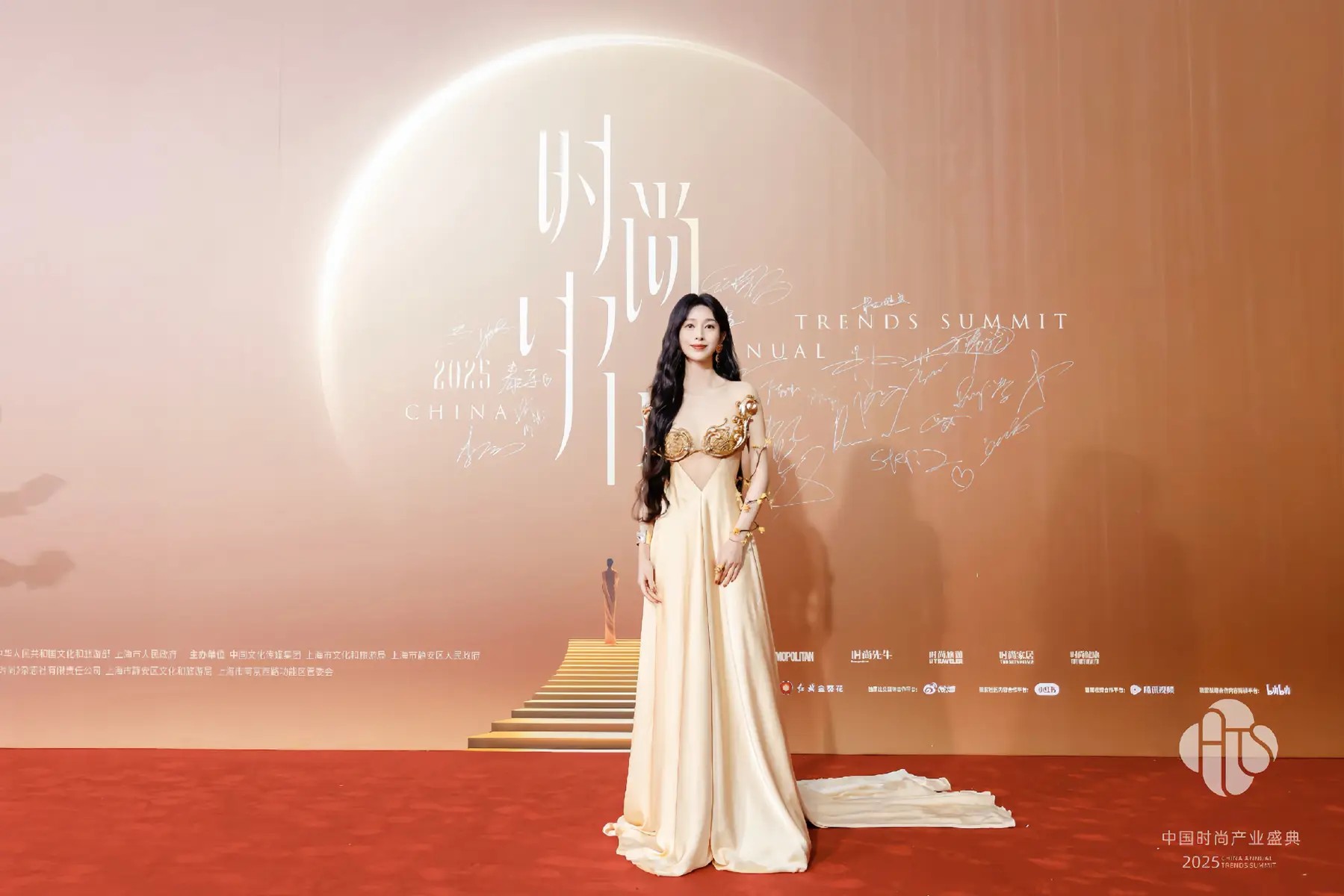 女歌手ALin卷入手表风波!穿过曾毅同款图案服装,立场也被质疑