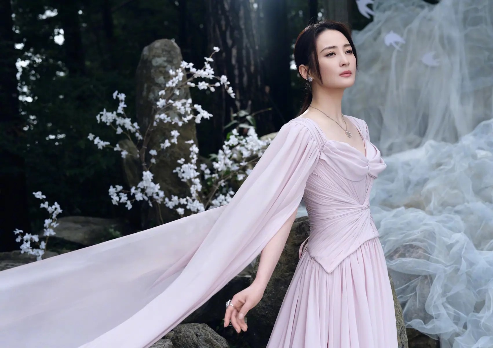 马伊琍线下活动生图曝光:自然老去真从容,小白鞋脏污显随性