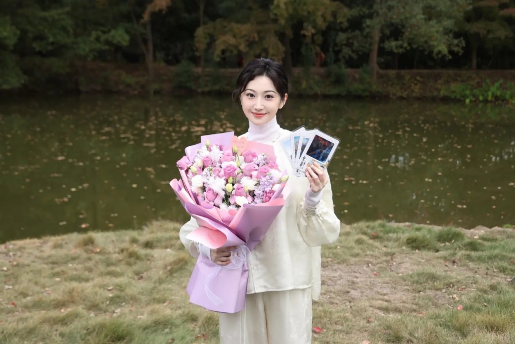 79岁香港戏骨白彪上海街头与年轻女伴亲密漫步 关系引热议