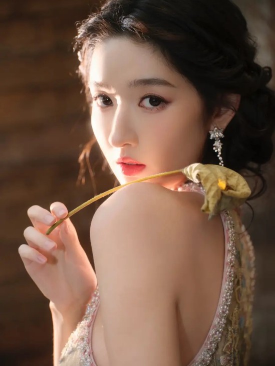 斯琴高丽开年献「月」：《故乡的月亮》用古风流行曲，写给漂泊者的爱与乡愁