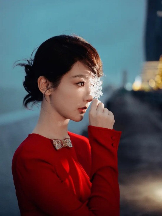 孙红雷和妻子王骏迪逛街，比老婆矮显娇小，55岁不服老打扮很招摇