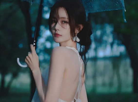 最近唯一的院线黑马，不靠她们卖惨